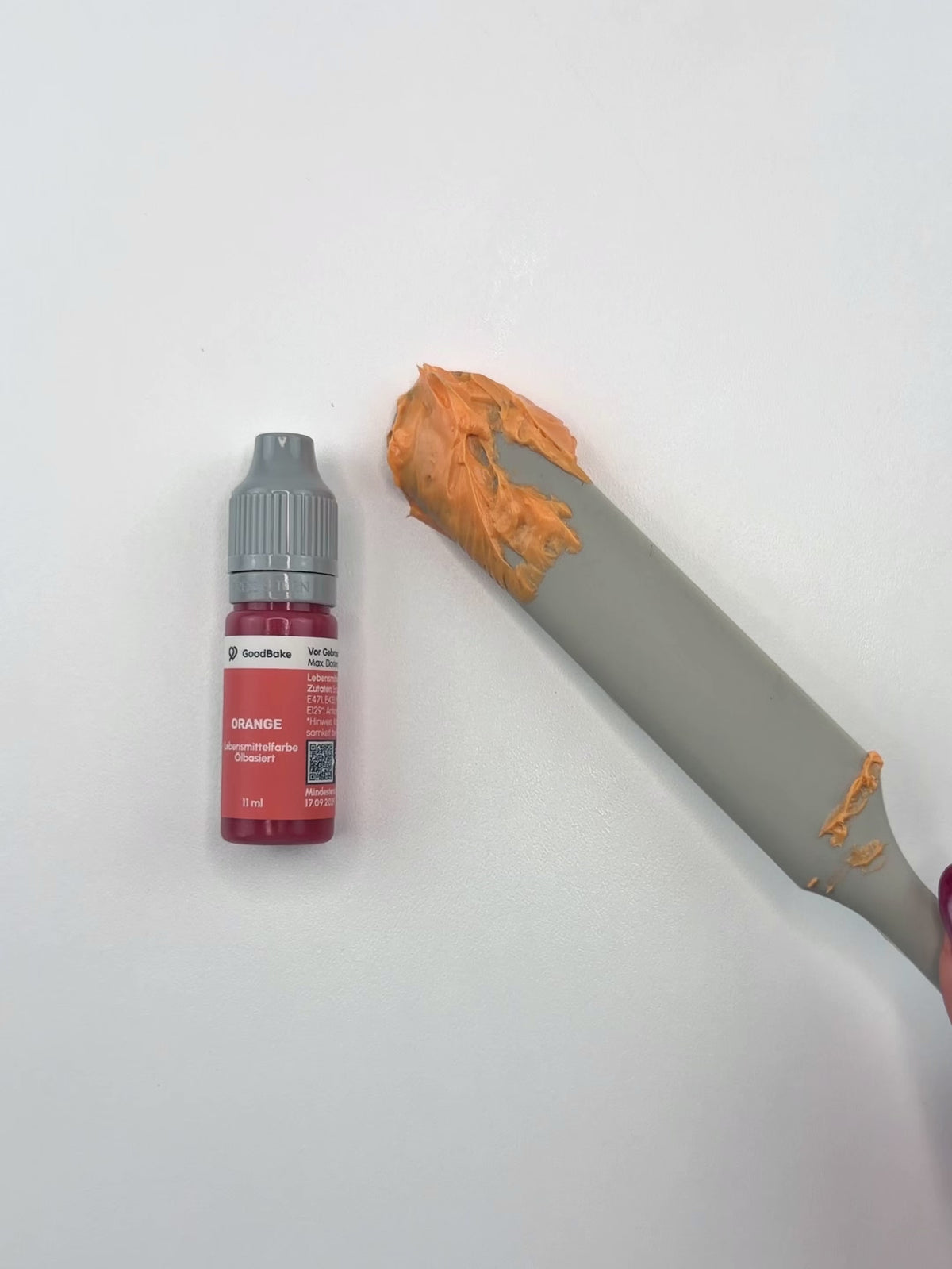 Farbabstufungen der GoodBake Lebensmittelfarbe ölbasiert Orange – vom Vollton über Mittel bis Hell